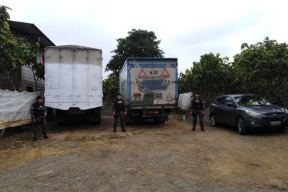 Operativo. Miembros de la Policía Nacional en un control recuperaron unos camiones robados en carreteras.