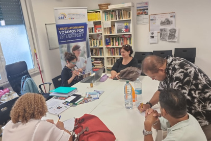 Ecuatorianos residentes en Génova se inscriben para sufragar en días previos a las elecciones del 20 de agosto.