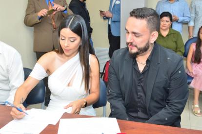 Vielka y Juan durante su boda.