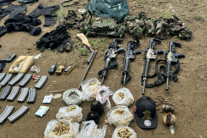 Evidencias. Los militares encontraron armas, municiones y explosivos.