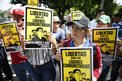 Ambientalistas y familiares de activistas detenidos participan en un plantón en una sede judicial, el 23 de agosto en San Salvador.