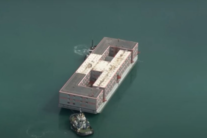 Imagen referencial de una barcaza usada para albergar a personas. En la captura de pantalla de un video se ve las instalaciones que alojan a migrantes, en Reino Unido.