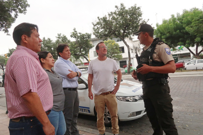 Residentes, dueños de negocios y policías buscan la seguridad de Urdesa.