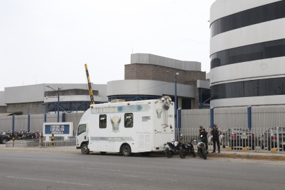 Atentado en Durán. Las oficinas de la farmacéutica Farmayala fueron atacadas a tiros ayer por delincuentes. La Policía custodió el sitio tras los hechos violentos.