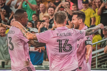 Dixon Arroyo (i) se ha convertido en socio de Lionel Messi (d) en el Inter Miami.