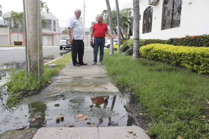 Con las aguas de los pozos sépticos así de rebosados han convivido los habitantes de Aquamrina en repetidas ocasiones este año.