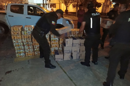 Decomiso. Miembros de la Policía durante la acción de control.
