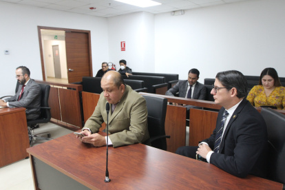 Wálter Macías (izquierda) en un juzgado cuando, al ser suspendido de su cargo, presentó una acción contra la Judicatura.