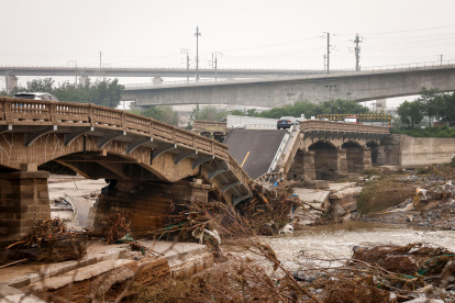 Vista de archivo de un puente dañado tras fuertes lluvias e inundaciones en el distrito de Fengtai, al oeste de Beijing, China, 03 de agosto de 2023.