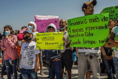 Migrantes varados en la frontera norte de México denuncian la falta de vacunas contra la varicela en medio del creciente flujo migratorio, lo que ha provocado un brote de unos 70 niños contagiados por la enfermedad