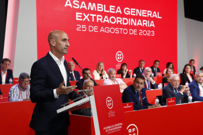 El presidente de la Real Federación Española de Fútbol, Luis Rubiales, durante su intervención en la Asamblea General.