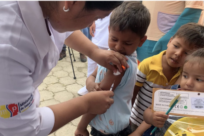 Un menor recibe una dosis como parte de la campaña nacional de vacunación infantil contra la poliomielitis, sarampión y rubeola, en junio de 2023.