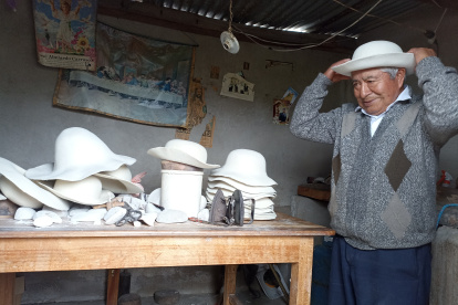 Rodrigo Perrazo es uno de los más antiguos del caserío para diseñar y ofertar los sombreros de paño.