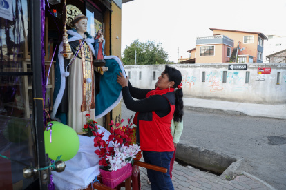 Una ciudadana arregla la imagen de San Jacinto.