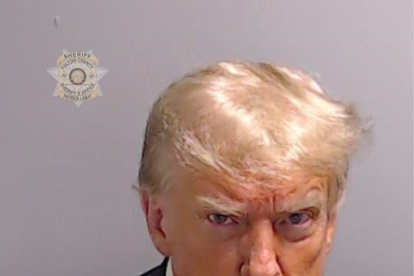 Una fotografía proporcionada por la Oficina del Sheriff del condado de Fulton el 24 de agosto de 2023 muestra la fotografía de ingreso en la cárcel del condado de Fulton del ex presidente estadounidense Donald Trump en Atlanta, Georgia