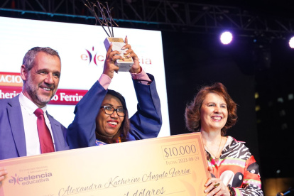 La maestra ecuatoriana Alexandra Angulo fue la ganadora del concurso de Fidal.