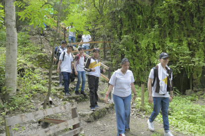 Los jóvenes recorren los bosques de Guayaquil.