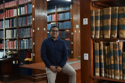 Es doctor en Historia de los Andes por la Facultad Latinoamericana de Ciencias Sociales (Flacso). Se ha desempeñado como investigador y docente universitario. Ha laborado en el Ministerio de Cultura y Patrimonio, el Museo Nacional del Ecuador y el Municipio de Tulcán. Es el nuevo cronista de la Ciudad de Quito.