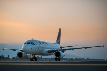 Aeropuerto.- Las aerolíneas buscan reducir la contaminación con el uso del combustible de los aviones.