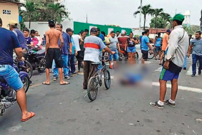 Decenas de curiosos llegaron al lugar donde ocurrió el tiroteo en Yaguachi.