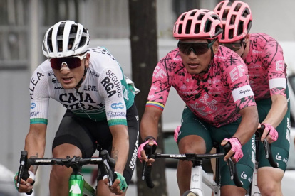 Jefferson Cepeda (i), del Caja Rural, y Jonathan Caicedo (d), del EF Education-EasyPost, son los representantes ecuatorianos en la Vuelta a España.