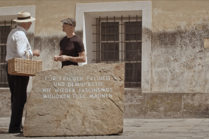 Paisaje. El director del documental, Günter Schwaiger (d) , y el historiador Florian Kotanko, delante de la casa de Hitler y junto a un monumento.