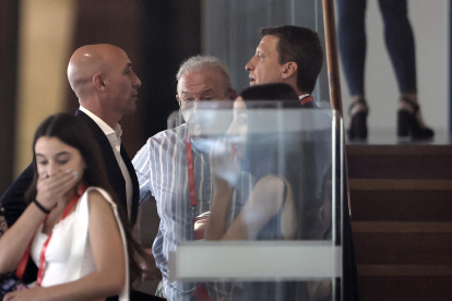 El presidente de la Real Federación Española de Fútbol, Luis Rubiales (i), a su salida de la Asamblea General de dicho organismo.