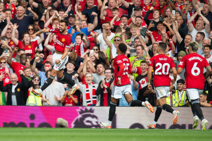 Manchester (United Kingdom), 26/08/2023.- Manchester United"s Bruno Fernandes (L) celebrates after scoring the 3-2 lead during the English Premier League soccer match between Manchester Unitedand Nottingham Forrest, in Manchester, Britain, 26 August 2023. (Reino Unido) EFE/EPA/PETER POWELL EDITORIAL USE ONLY. No use with unauthorized audio, video, data, fixture lists, club/league logos or "live" services. Online in-match use limited to 120 images, no video emulation. No use in betting, games or single club/league/player publications.
