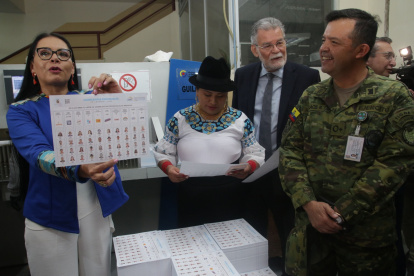 Los consejeros de mayoría Diana Anamaint, Enrique Pita y Estela Acero revisan el avance de la impresión de las papeletas.