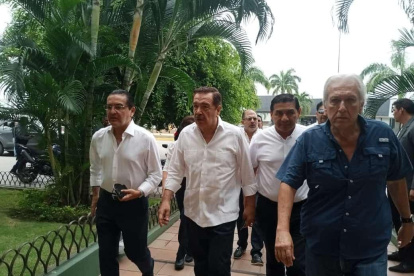 El exalcalde de Guayaquil, Jaime Nebot (c), acudió a la clínica donde está internado Falquez.