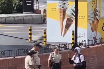 Centro. María Gabriela Arreaga y el joven fueron grabados en video.