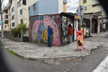 Quito. El artista Andico Burbano presenta el mural que pintó frente al Parque Inglés, en el norte de la capital, con la colaboración de la artista Carolina Iturralde, Con C de Caro.