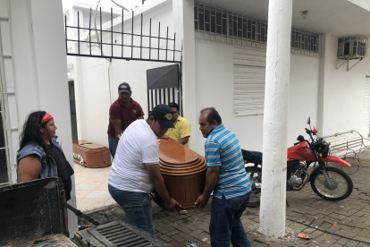 Los familiares de los hermanos fallecidos retiraron los cuerpos para el velatorio.
