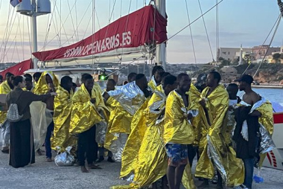 Migrantes rescatados en el Mediterráneo central llegan al puerto italiano de Lampedusa.
