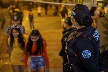 Policía Metropolitanos se apostaron en las escalinatas de Las Peñas para ofrecer seguridad a los visitantes.