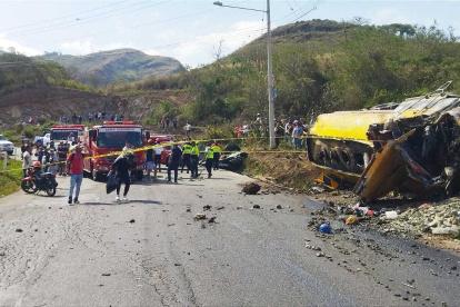 Accidente. El tanquero viajaba a Portovelo para entregar 20.000 galones de combustible cuando se volcó.