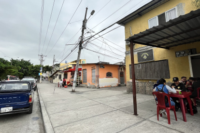En Sauces V los postes están por caerse sobre las casas o por quienes transitan en este sector del norte de la ciudad.