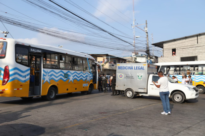 Medicina Legal se llevó el cadáver del hombre baleado en Mapasingue Oeste.
