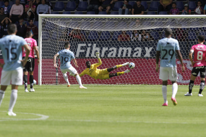Federico Andrada derrota a Moisés Ramírez para el gol del triunfo de Universidad Católica.