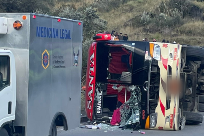 El accidente podría haber sido causado por la pérdida de pista y el volcamiento del bus.