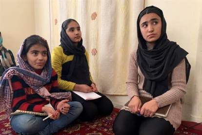 Encuentro. Niñas afganas acuden por educación al seminario islámico.