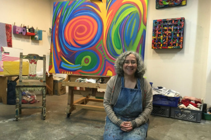 La artista María Pérez en su taller, en una imagen publicada por el portal unostres.com