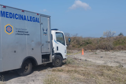 El carro de Medicina Legal realizó el levantamiento del  cadáver, la tarde del sábado 26 de agosto.