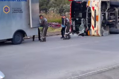 Suceso.- Momentos en que retiran los cuerpos de quienes fallecieron por el accidente de tránsito en Colta.