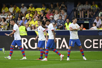 VILLARREAL (CASTELLÓN), 27/08/2023.- El delantero del Barcelona Robert Lewandowski (d) celebra tras marcar el cuarto gol ante el Villareal, durante el partido de LaLiga que disputan el Villarreal y el FC Barcelona este domingo en el Estadio de La Cerámica. EFE/Andreu Esteban