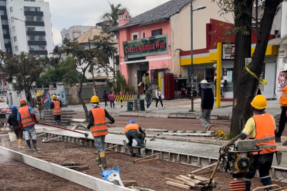 Via. Los obreros municipales realizan la colocación de hormigón.