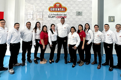 Empresa.- Parte de los colaboradores de la industria Oriental.