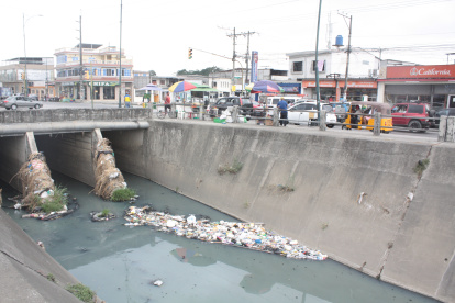 Un tramo de la zanja ubicada en la avenida Manuel Gómez Lince y Defensa Civil, Mucho Lote 1.