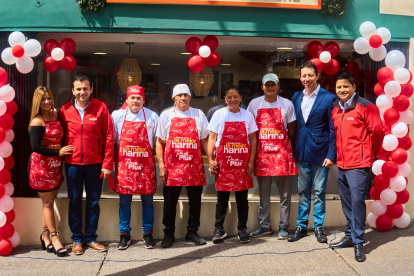 Ganadores.- En la foto los cuatro ganadores de la campaña de Moderna Alimentos.