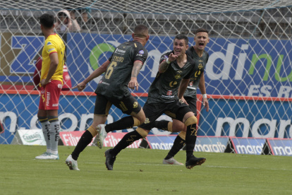 Cristian Enciso (6) festeja tras marcar el primer gol del cuadro lojano.